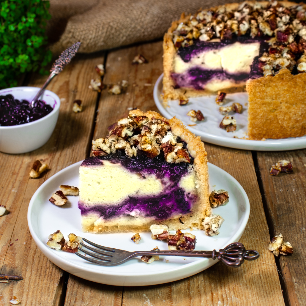 veganer Heidelbeer-Cheesecake mit Pekannusskrokant - Kitchenfae