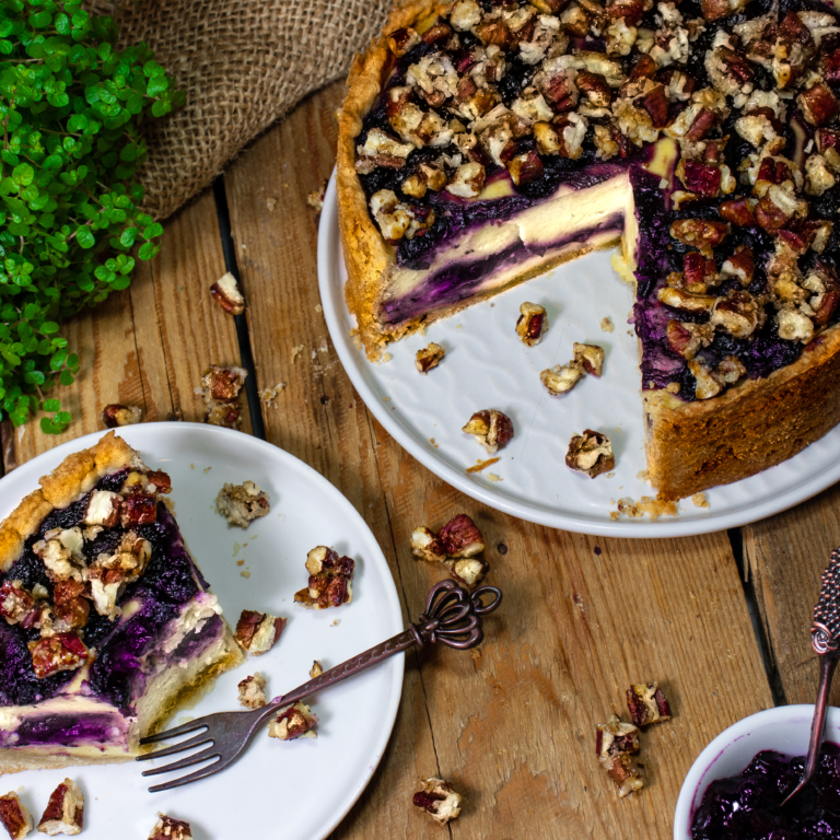 veganer Heidelbeer-Cheesecake mit Pekannusskrokant - Kitchenfae